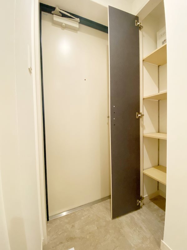 シンプルなデザインの玄関です