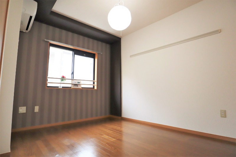 ※別室の写真のため実際の壁紙とは異なります。