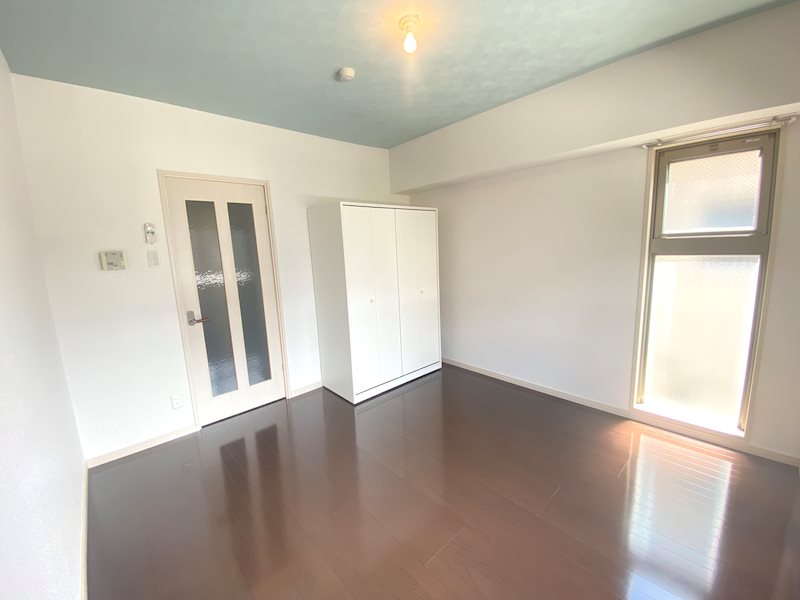 角部屋・2面採光で室内大変明るいです☆