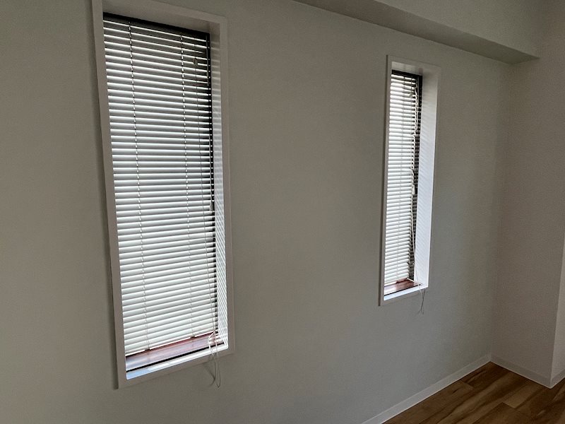 ブラインド付きの窓