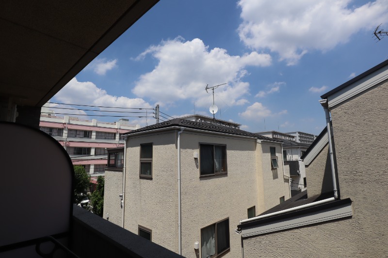 ◇バルコニーから採光が取れる6.37畳の明るいお部屋◇