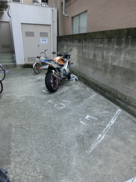 敷地内バイク置場空き有ります！